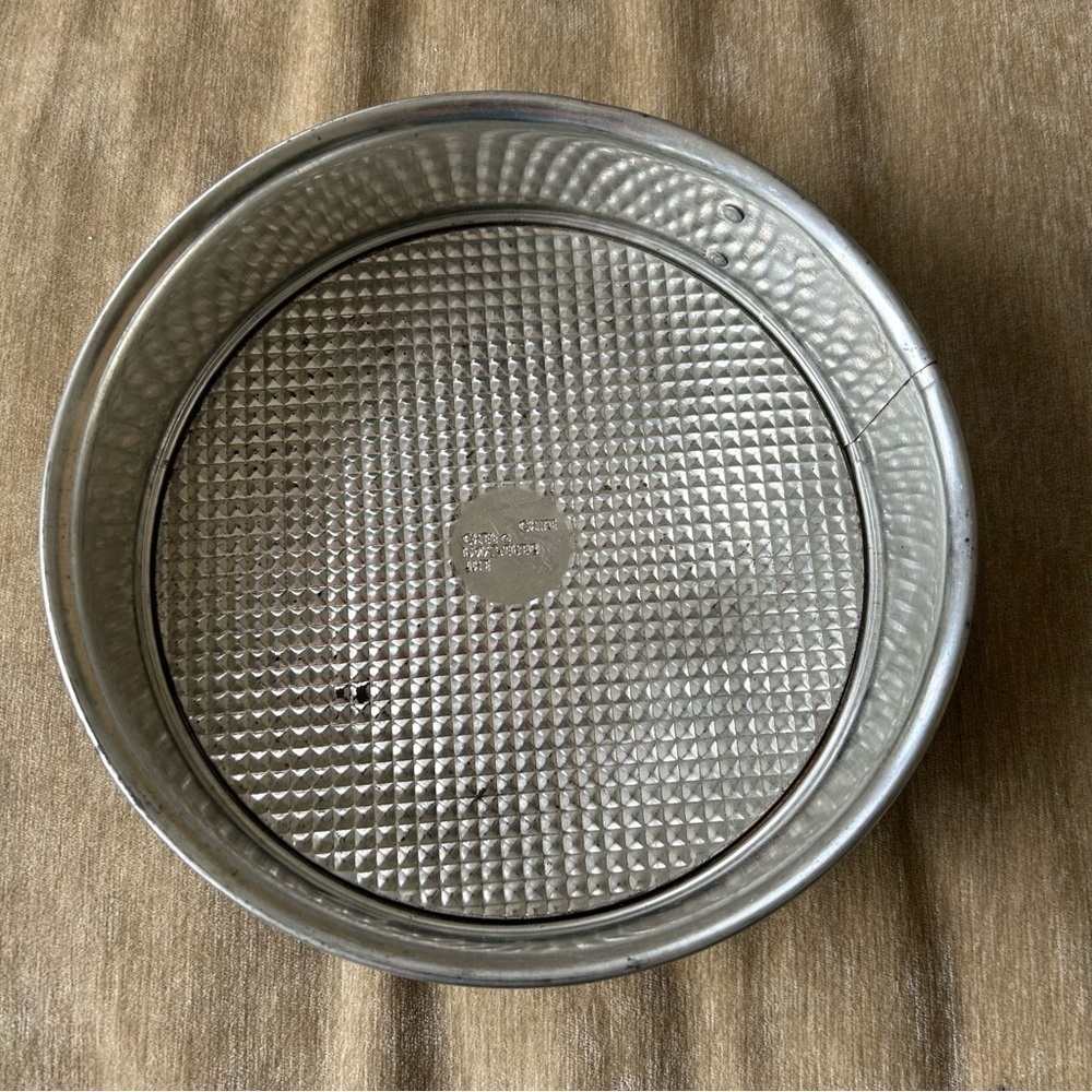 Pampered Chef Textured Silver Springform Pan